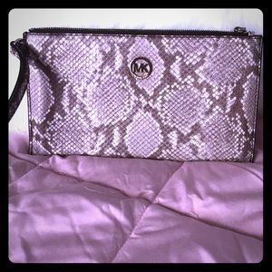 This is a Michael Kors clutch bag. Barely used!!!